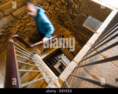 Uomo sfocata salendo le scale presso la Torre di Hercules (Torre de Hercules) antico faro romano in La Coruna, Spagna Foto Stock