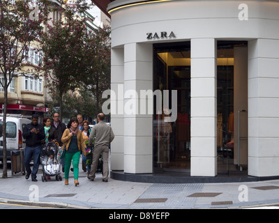 Edificio dove il primo Zara store in tutto il mondo è stato aperto nel 1975, in La Coruña, Galizia, Spagna, Europa Foto Stock