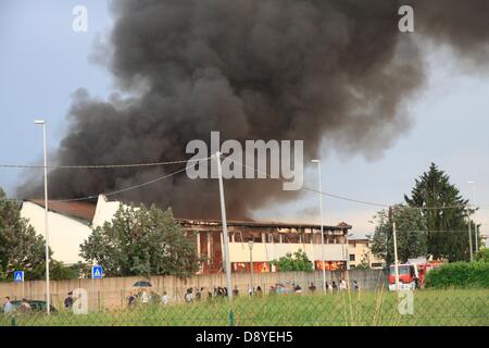 Cavazzale di Monticello Conte Otto Vicenza, Italia. Il 6 giugno, 2013, tossici nuvola nera di incendio in una fabbrica chimica. Credito: FC Italia/Alamy Live News Foto Stock