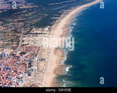 Vista aerea della Costa da Caparica beach in Portogallo, Europa Foto Stock
