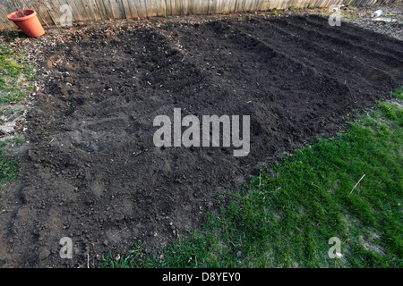 Svuotare leggermente giardino terrazzato, arati e pronti per la semina. Foto Stock