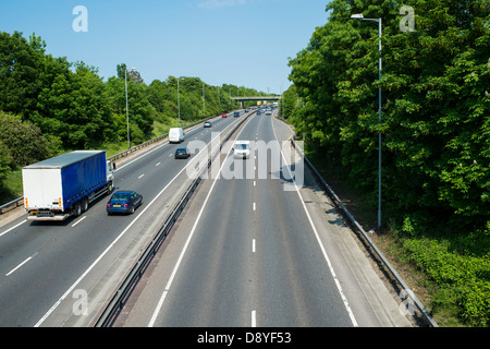 A12 Essex, UK. I veicoli che usano la corsia esterna su una strada a doppia carreggiata quando il traffico non è in nearside lane. Foto Stock
