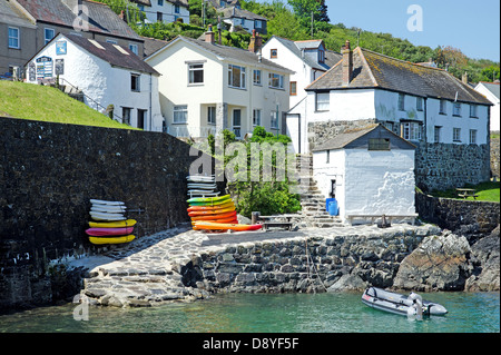 Cottages dal porto di Coverack, Cornwall, Regno Unito Foto Stock