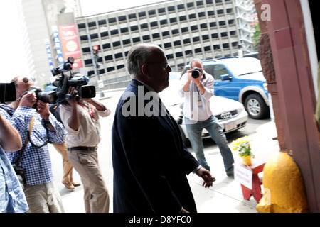 Boston, Massachusetts, USA. Il 6 giugno, 2013. L'ex sindaco di New York Rudy Giuliani, raffigurato, si unisce con il senato repubblicano candidato Gabriel E. Gomez per una passeggiata in Boylston Street a Boston, Massachusetts giovedì 6 giugno 2013. (Immagine di credito: credito: Nicolaus Czarnecki/METRO US/ZUMAPRESS.com/Alamy Live News) Foto Stock