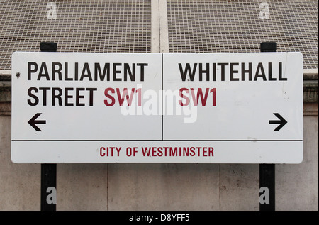 Un cartello stradale che indica il bivio del Parlamento Street e Whitehall, City of Westminster SW1, Londra, Regno Unito. Foto Stock