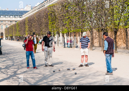 Un gruppo di alti uomini giocando a bocce nel Jardin du Palais, Parigi, Francia Foto Stock