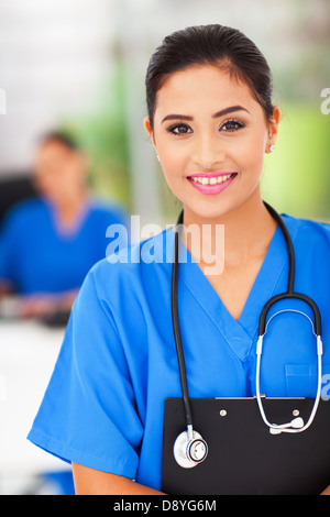 Femmina e giovane infermiere medico in ufficio Foto Stock