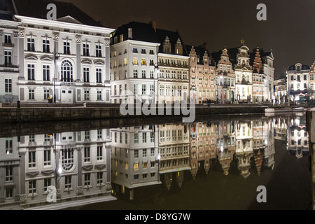 Le riflessioni di edifici medievali e rinascimentali nel canale Leie in Gand, Fiandre Orientali, Belgio Foto Stock