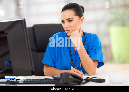 Riflessivo medico guardando lo schermo del computer in ufficio Foto Stock