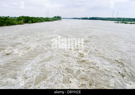 Guardando dalla centrale idroelettrica sul fiume Danubio che infuriano attraverso i cancelli aperti durante l'alluvione del 2013, Vienna, Austria Foto Stock