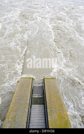 Guardando dalla centrale idroelettrica sul fiume Danubio che infuriano attraverso i cancelli aperti durante l'alluvione del 2013, Vienna, Austria Foto Stock