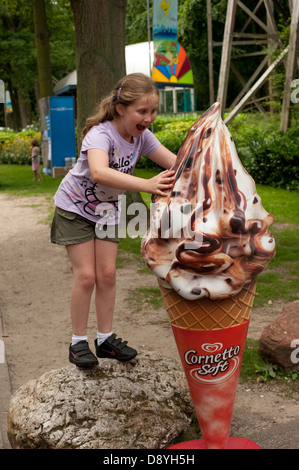 Ragazza eccitato enorme grande cono gelato modello completamente rilasciato Foto Stock