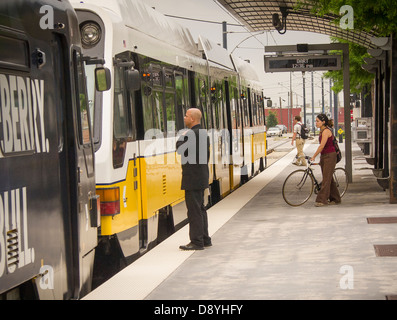 Dallas Area Rapid Transit (DART) street a vettura ferma per piloti, alcuni hanno bisogno di prendere la bicicletta per aiutarlo a raggiungere la loro destinazione Foto Stock