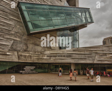 Perot Museo di Scienza e Natura a Dallas, Texas ingresso con 54 piedi escalator che offre ai visitatori vista sullo skyline di Dallas. Foto Stock