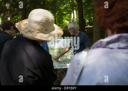 Olana tour guida spiega il piano di tenuta di artista Frederic Church in Hudson, New York. Foto Stock