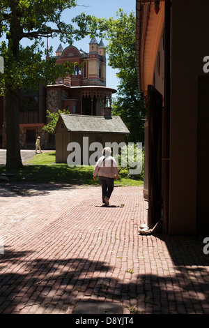 Un turista passeggiate dall'Olana centro turistico, un ex Carriage House, verso la casa di Frederic Church in Hudson, New York. Foto Stock