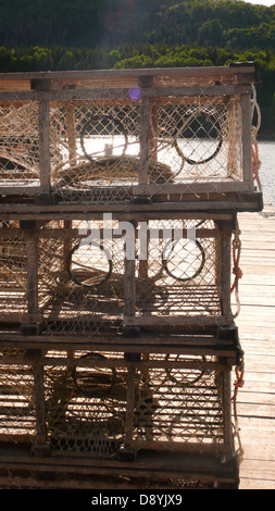 Trappole di aragosta collocati su di un piccolo molo situato sulla Cabot Trail, Nova Scotia. Foto Stock