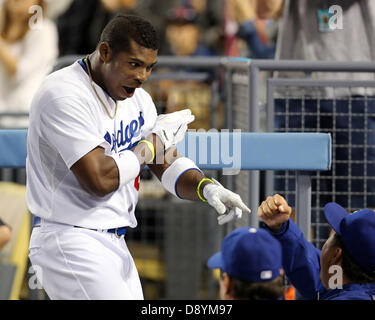 Los Angeles, California, USA. Il 6 giugno 2013. Jun 06, 2013 - Los Angeles, California, Stati Uniti - Dodgers diritto fielder YASIEL PUIG (sinistra) celebra con i suoi compagni di squadra dopo aver colpito un home run nel fondo dell'ottavo inning rigature tre piste per il Dodgers durante il gioco tra il Atlanta Braves e il Los Angeles Dodgers al Dodger Stadium./Alamy Live News Foto Stock