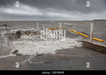 Al di fuori di rampa in barca nel centro cittadino di Cedar Key Florida con onde che si infrangono su di esso durante la tempesta tropicale Andrea Foto Stock