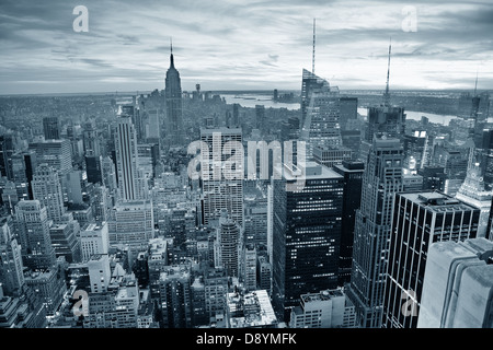 New York skyline della città in bianco e nero con grattacieli urbani al tramonto. Foto Stock