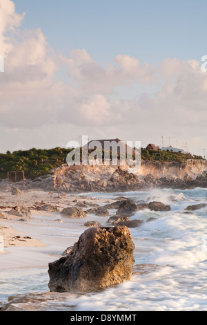 Onde che si infrangono sulle rocce in Cozumel, Messico. Foto Stock