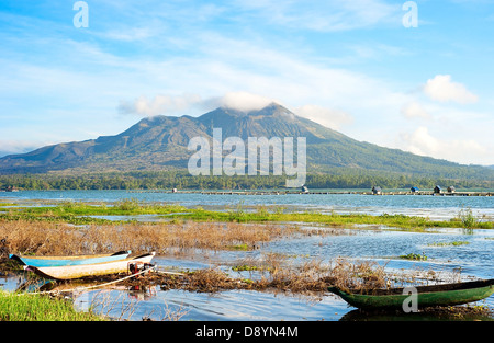 Barche da pesca nella parte anteriore del vulcano Batur al tramonto Foto Stock