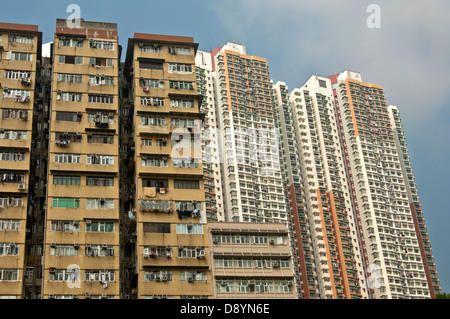 Grattacieli di epoche diverse che si affaccia sul porto di Aberdeen, Aberdeen, Hong Kong Foto Stock