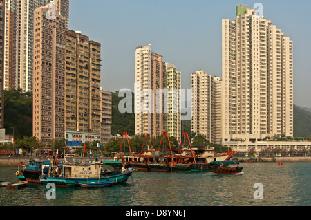 Grattacieli che si affaccia sul canale di Aberdeen, Aberdeen, Hong Kong Foto Stock