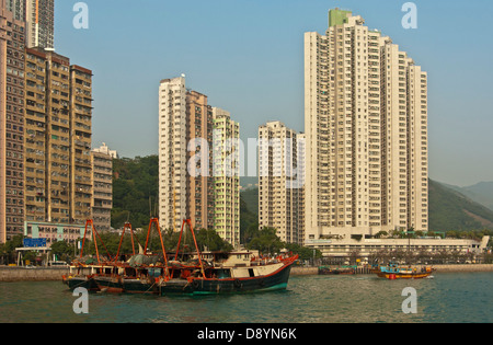 Grattacieli che si affaccia sul canale di Aberdeen, Aberdeen, Hong Kong Foto Stock