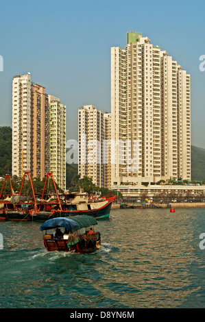 Sampan barca nel porto di Aberdeen, grattacieli che si affaccia sul canale di Aberdeen, Aberdeen, Hong Kong Foto Stock