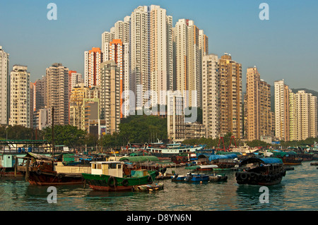 Grattacieli che si affaccia sul porto di Aberdeen Sampan porta in barca al canale di Aberdeen, Aberdeen, Hong Kong Foto Stock