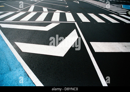 Tracce di colore bianco su un posto di parcheggio. Foto Stock