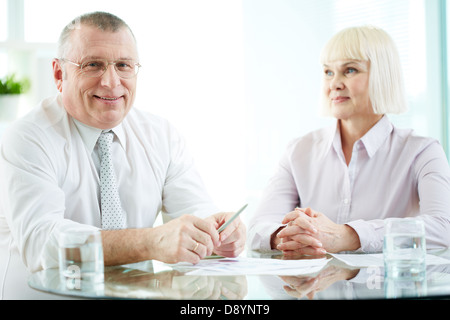 Due coppia business partner seduti al posto di lavoro Foto Stock