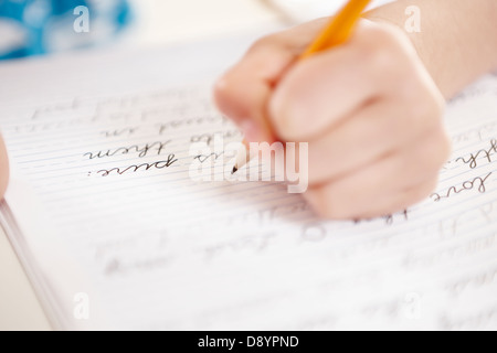 Close-up di ragazze la scrittura a mano su notebook Foto Stock