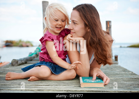 Madre e figlia in appoggio sul molo Foto Stock