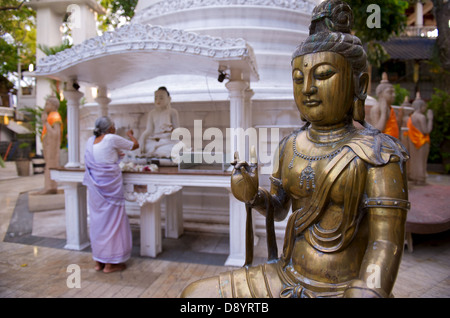 Il seema malaka tempio in Colombo è situato sul lago di Beira e fa parte del gangaramaya tempio buddista complessa Foto Stock