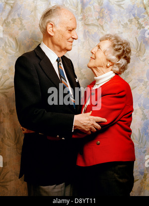 Un senior giovane azienda ogni altro. Foto Stock