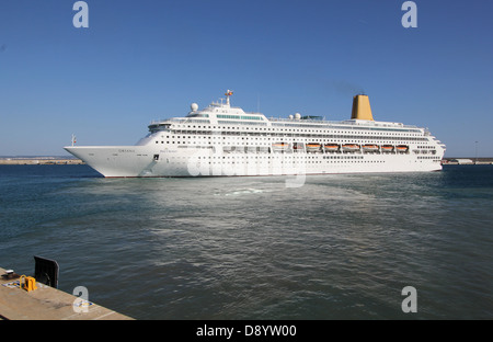 P&O / p e O Cruise Line nave da crociera "Oriana" ( 260 metri) - uscita dal porto al tardo pomeriggio - nel porto di Palma de Mallorca Foto Stock