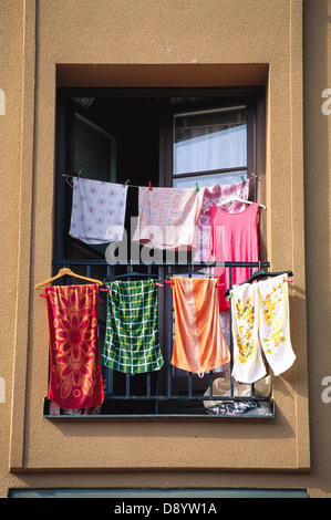 Stendibiancheria su un balcone. Foto Stock