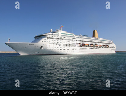 P&O / p e O Cruise Line nave da crociera "Oriana" ( 260 metri) - uscita dal porto al tardo pomeriggio - nel porto di Palma de Mallorca Foto Stock