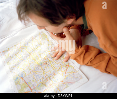 Un uomo che guarda la mappa di Berlino, Germania. Foto Stock