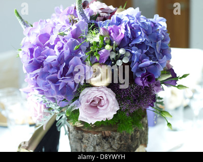 Una disposizione di fiori per un matrimonio. Foto Stock