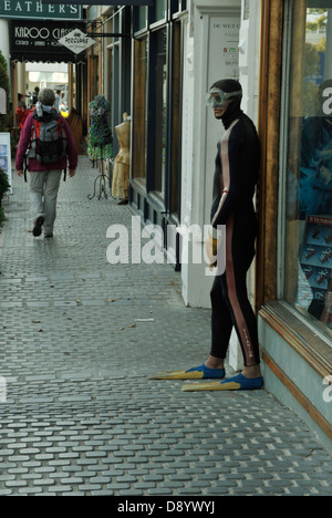 Stellenbosch, Capo Occidentale, Sud Africa, gente, bambola vestita con muta fuori negozio attirare l'attenzione degli acquirenti Foto Stock