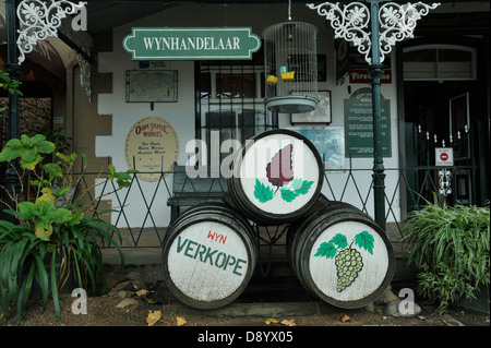 Stellenbosch, Western Cape, Sud Africa, dipinto di botti da vino fuori Oom Samie se Winkel, landmark negozio di souvenir Foto Stock