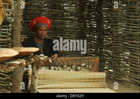 Di Eshowe, KwaZulu-Natal, Sud Africa, adulti Zulu donna in abito tradizionale di tessitura feltro di pelo, tema Shakaland village, persone Foto Stock