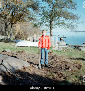 Una donna che lavora in giardino, Blekinge, Svezia. Foto Stock