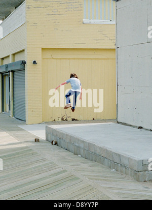 Un ragazzo jumping, Asbury Park, New Jersey, USA. Foto Stock