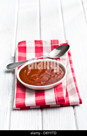 Il pomodoro salsa barbecue nel recipiente di ceramica Foto Stock