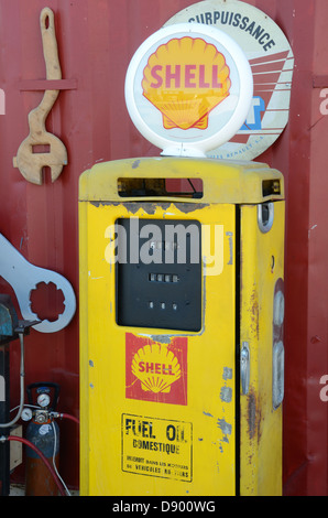 Guscio Vintage pompa benzina o Gas pompa Francia Foto Stock