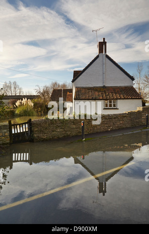 Un cottage allagato dopo la pioggia invernale pesante, a Langport, nei livelli del Somerset, Somerset, Gran Bretagna. Foto Stock